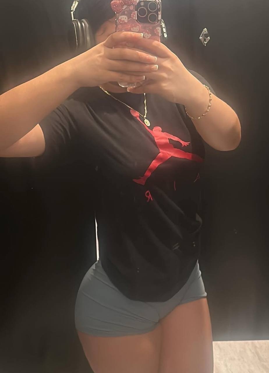Gym slut shows off her juicy ass #BCOetC66