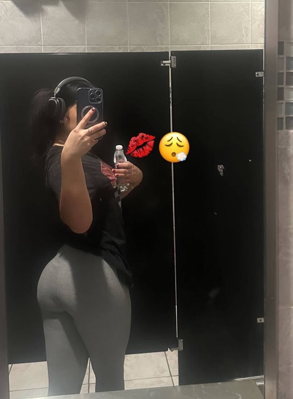 Gym slut shows off her juicy ass #mo3J5yAB